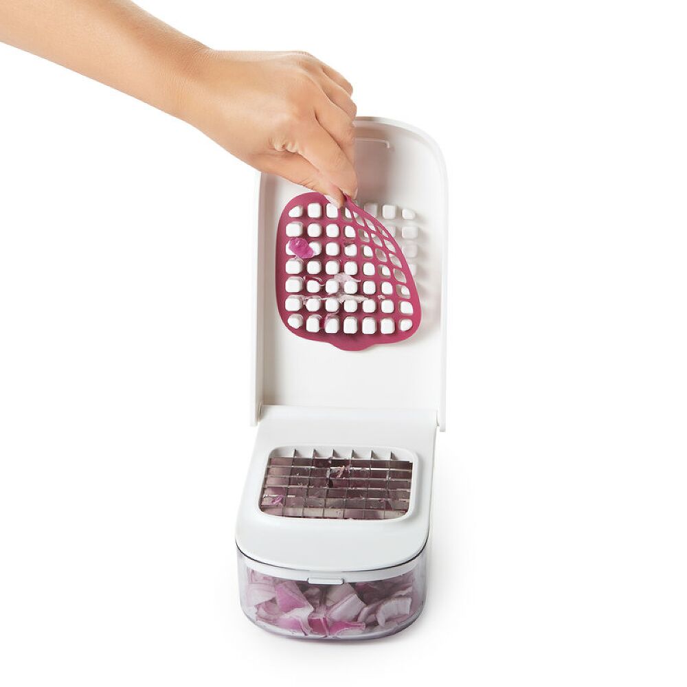 Vegetable Chopper with Easy-Pour Opening J2